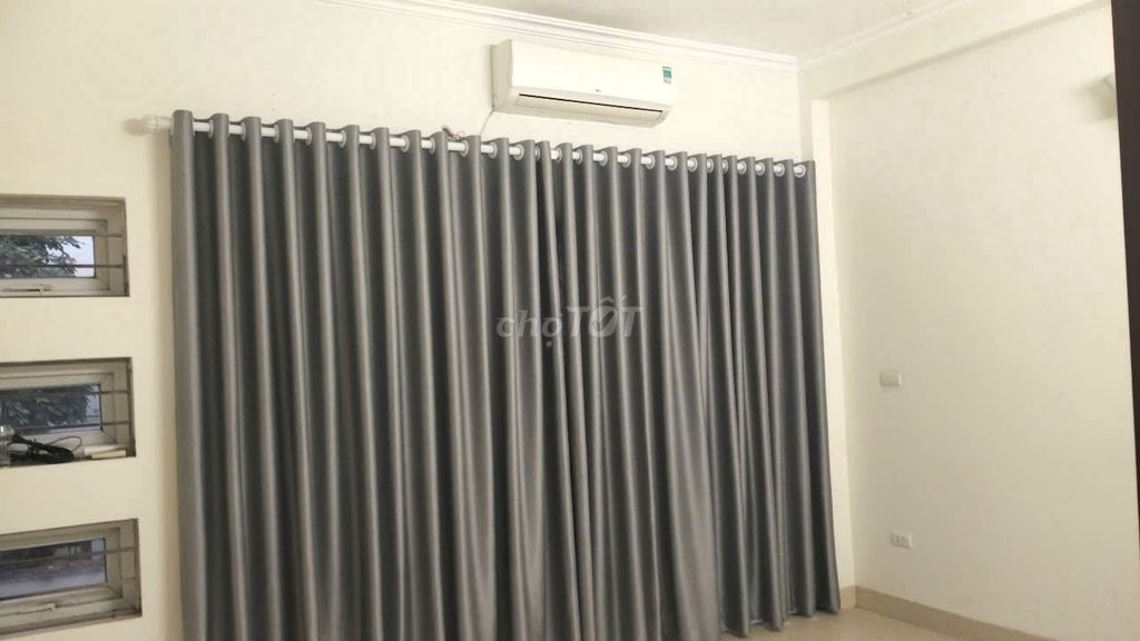 Spacious 4-Floor Townhouse with 5 Bedrooms