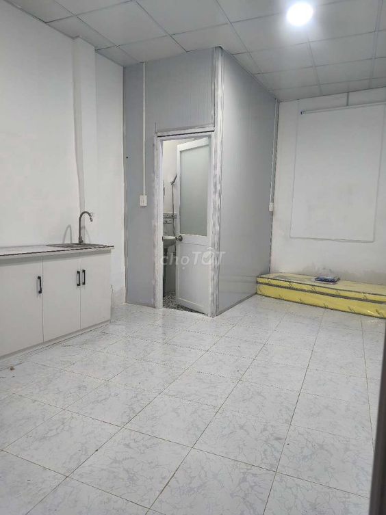 Small Private Room Near Nguyen Van Cu Street, District 5