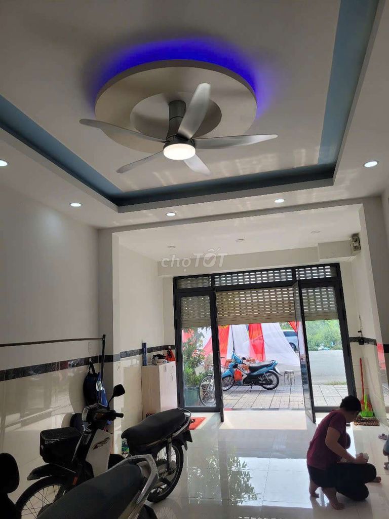 Modern 4-Story House with 7 Air Conditioners