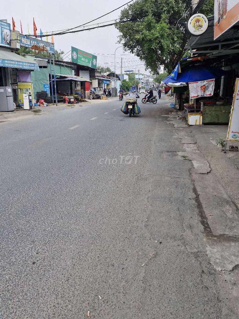 Large Commercial Space on Main Road Q12