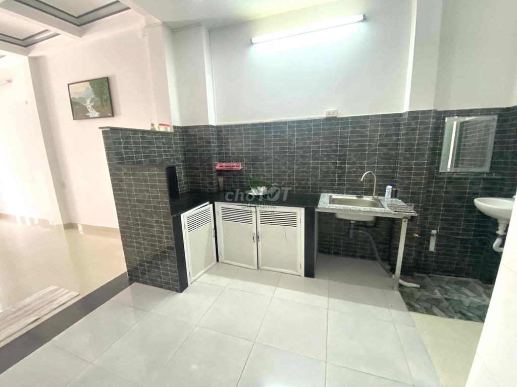 Modern 2-Bedroom House Near Market with Parking