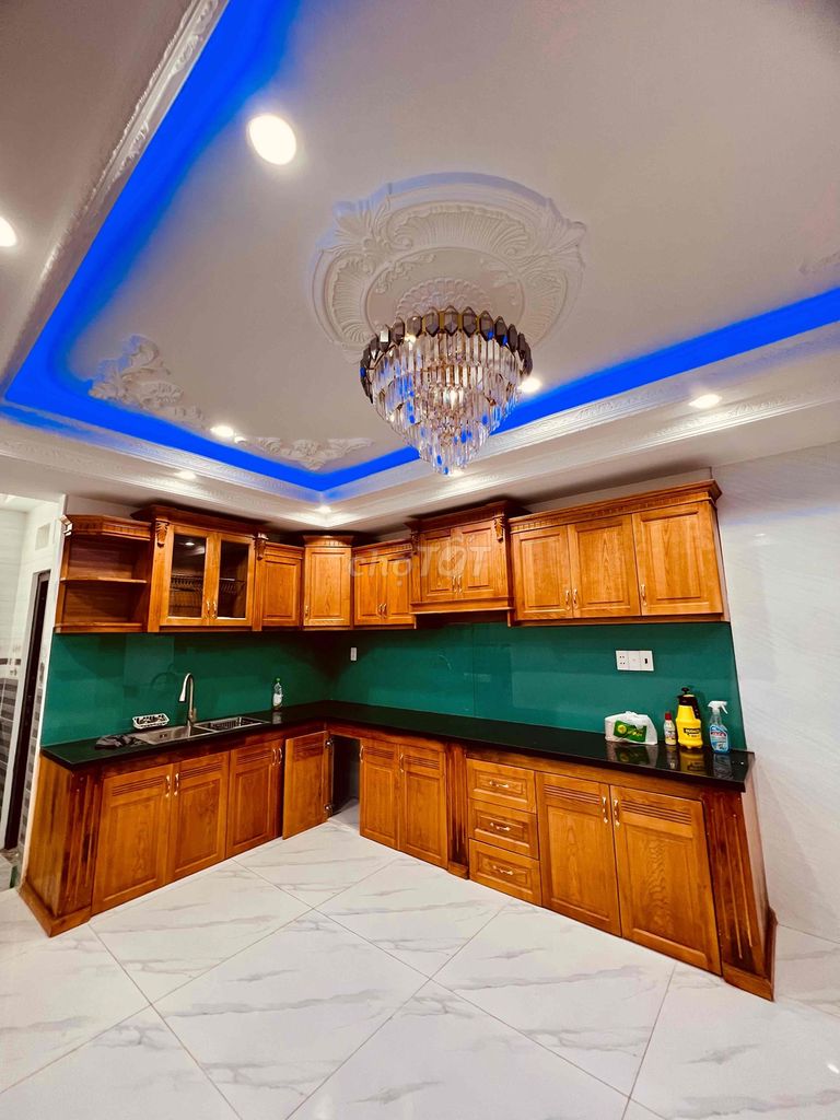 Spacious 5-Bedroom Townhouse with Modern Interior
