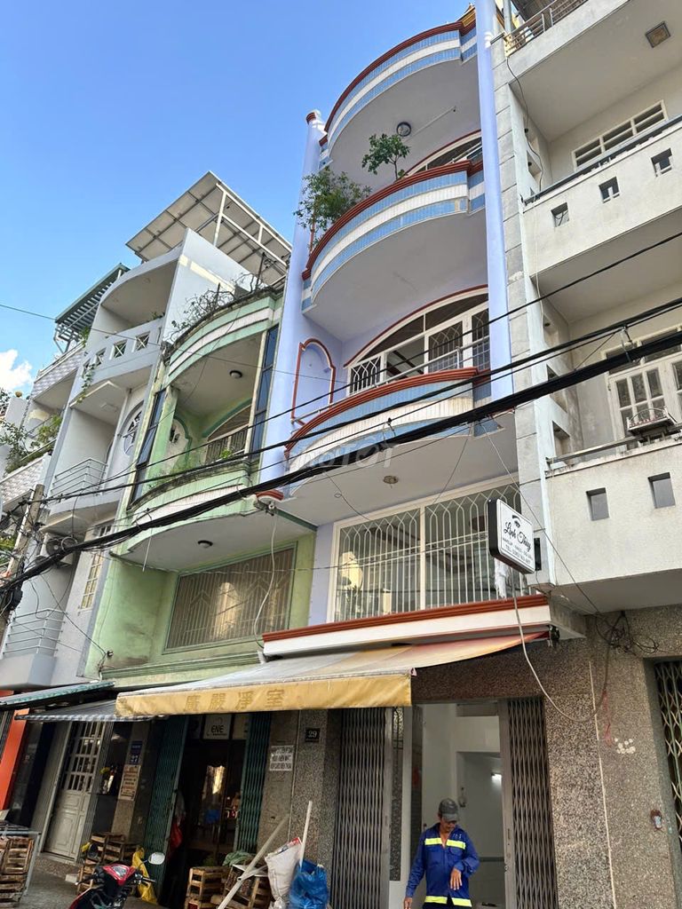 Spacious 6-Bedroom Townhouse Near An Duong Market