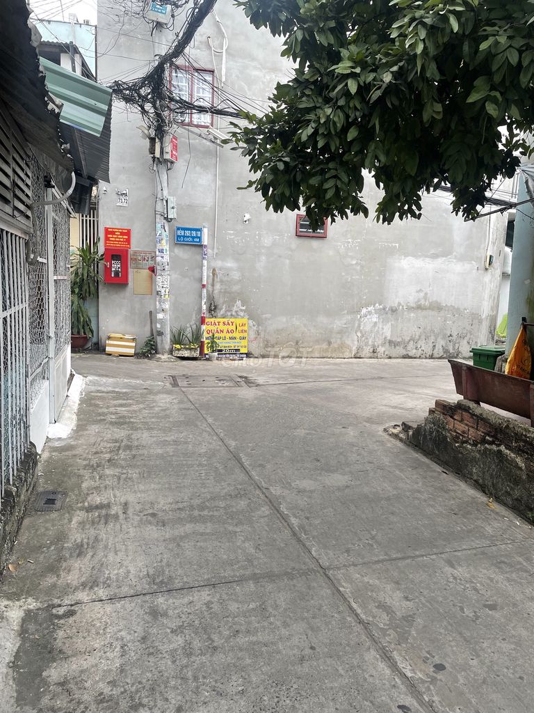Quiet Alley House with Basic Amenities