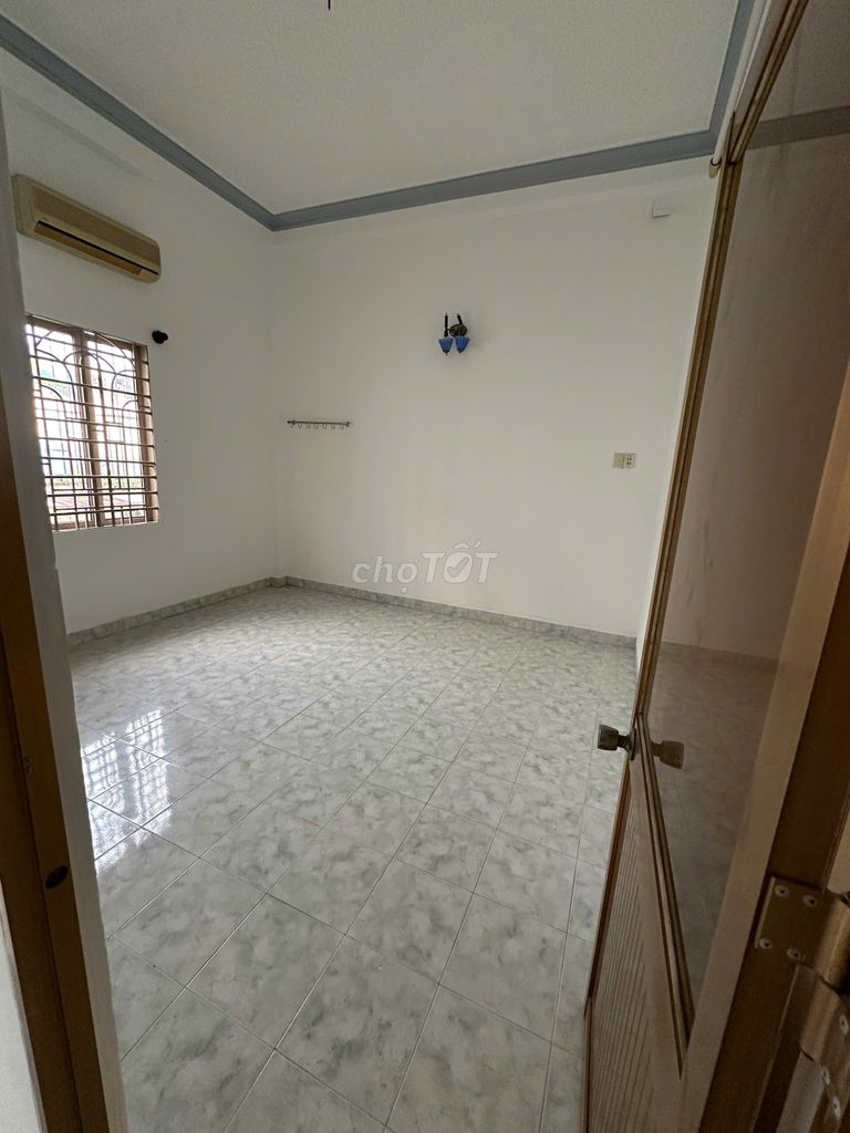 Large 4BR House with Parking on CMT8 Street