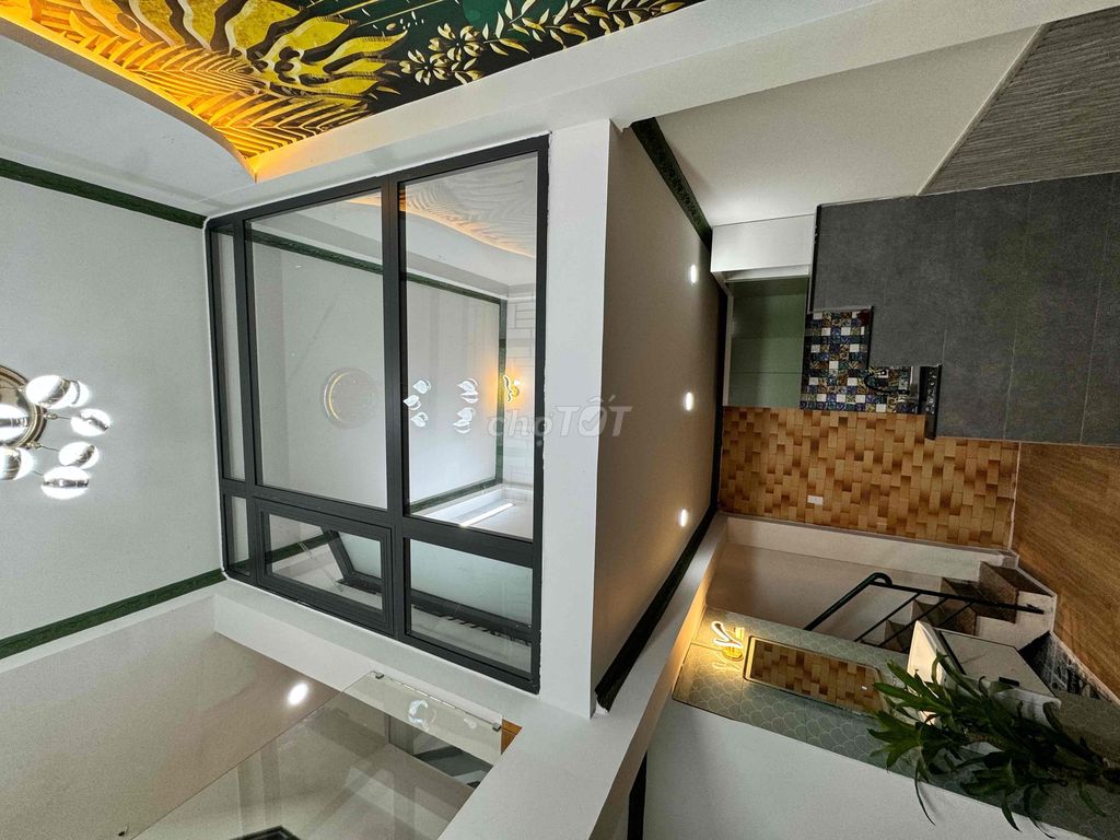 Modern 3-Bedroom Townhouse with Balcony in District 5