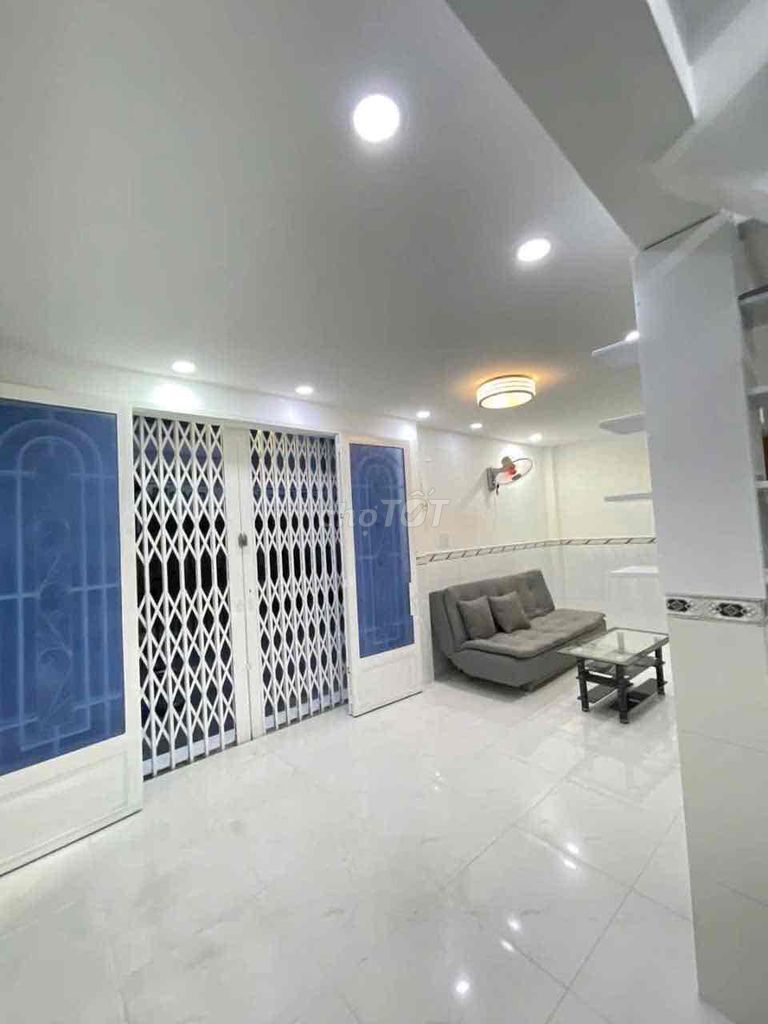 Corner House with 2 Bedrooms in District 6