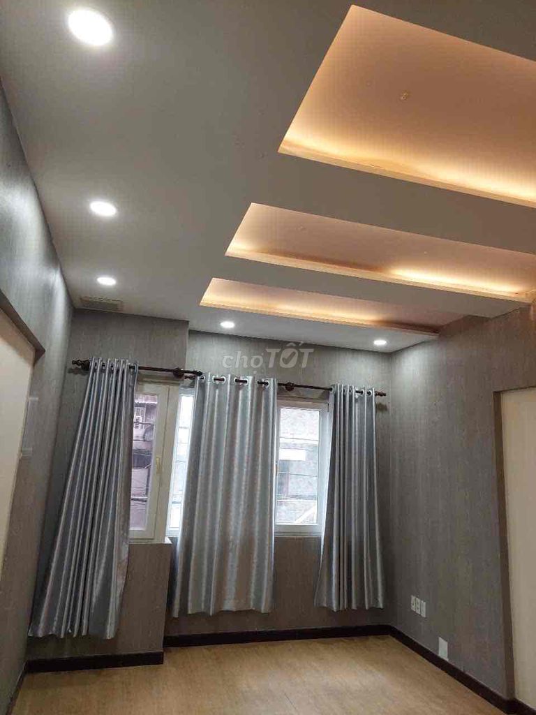 Modern 6-Room Townhouse with Office Potential