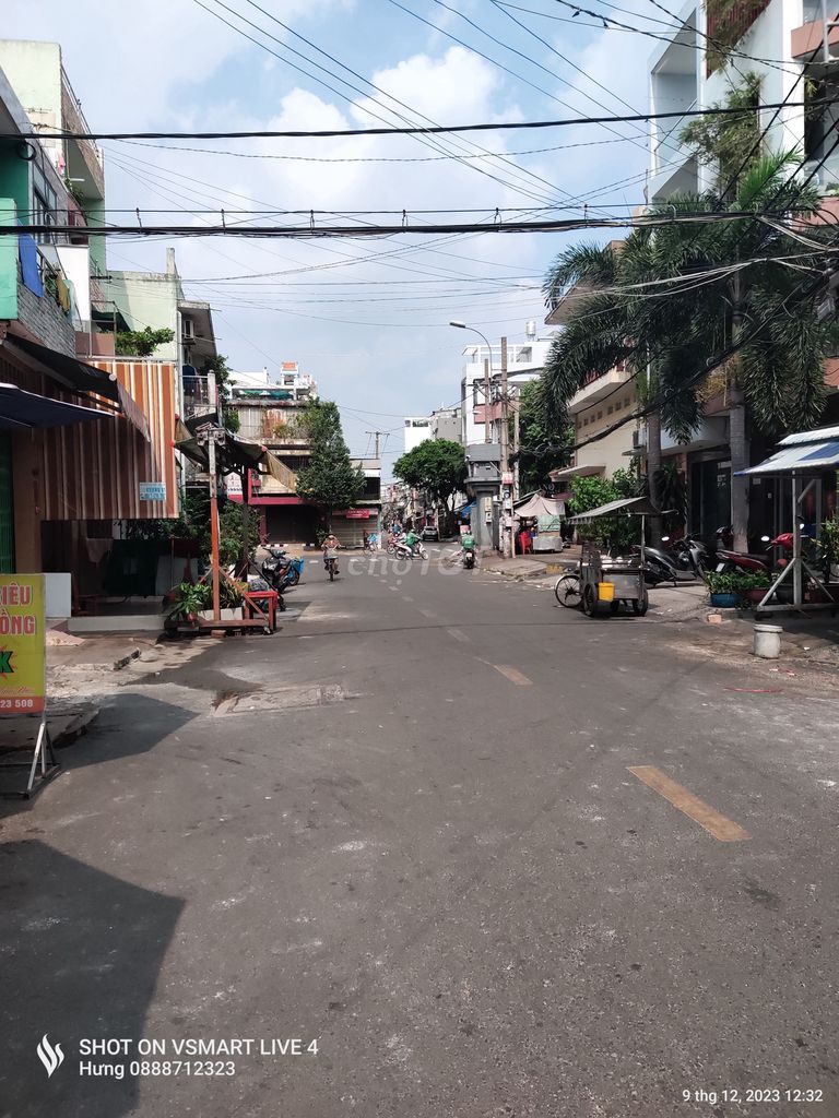 Commercial Space on Lac Long Quan Street