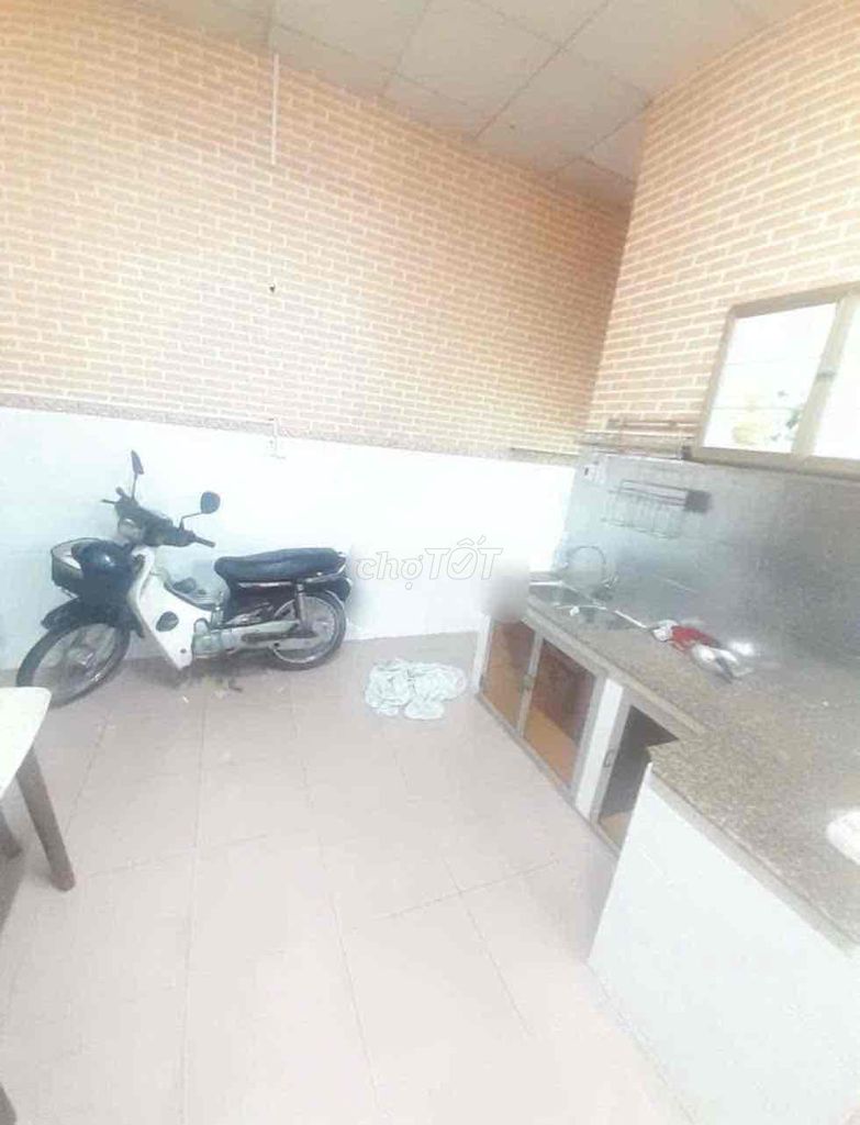 2BR Townhouse Near Airport with Parking