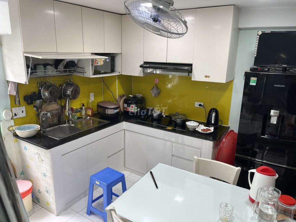 Modern 3-Bedroom Townhouse with Full Furnishings
