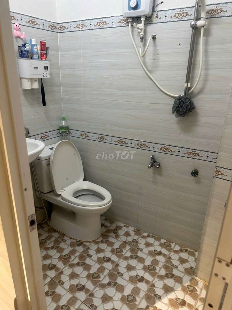 4 Bedroom Townhouse with Parking near Bridge