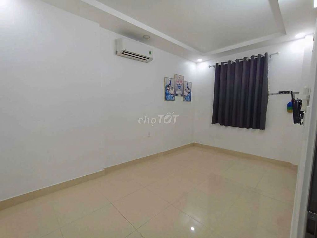 Modern 2-Bedroom House with Furnished Kitchen
