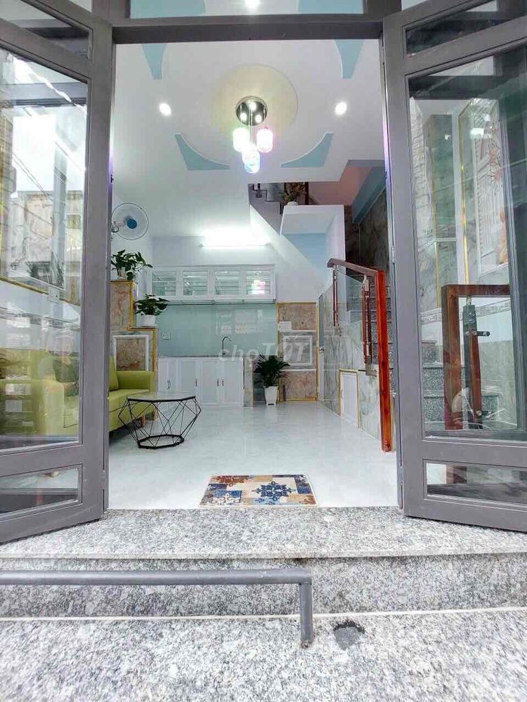 Modern 2-Bedroom Townhouse Near Market