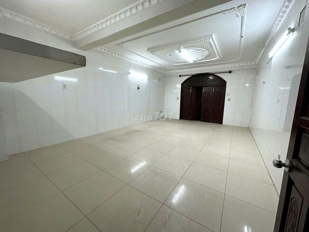 Large 4-Story House with 6 Bedrooms