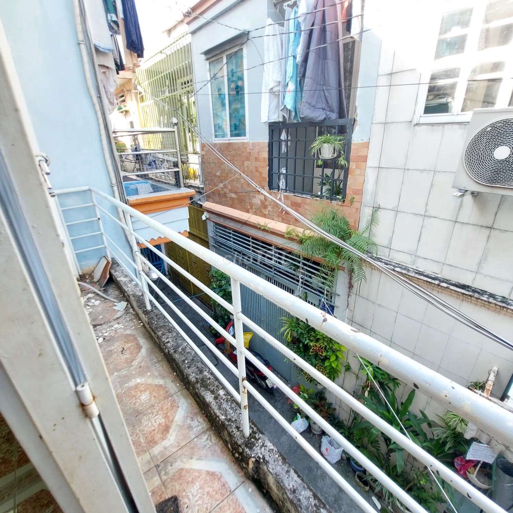 Modern One-Bedroom House with Balcony in GV