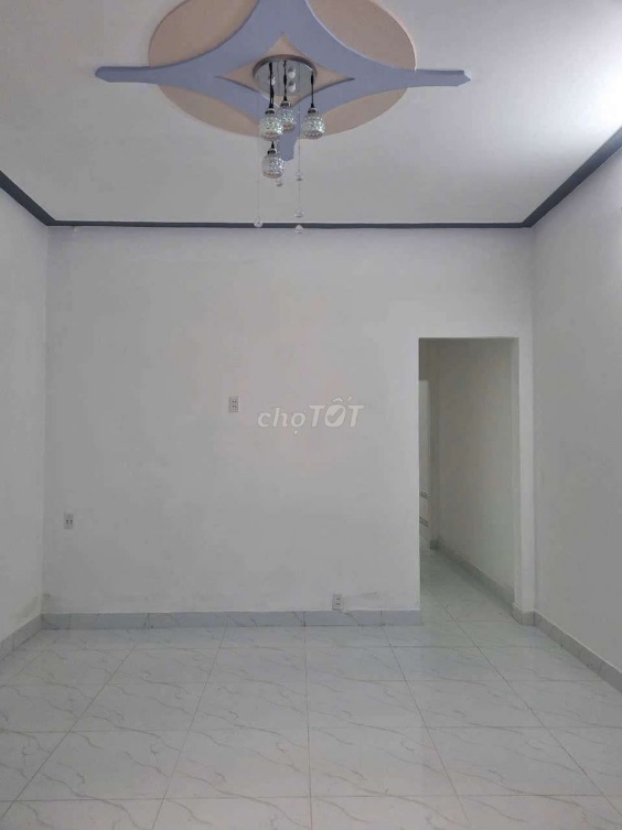 Spacious New House with Parking Near Hullit School