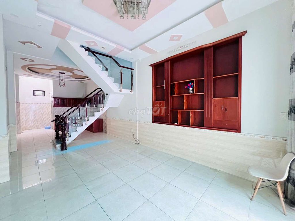 Spacious Three-Story House with Parking