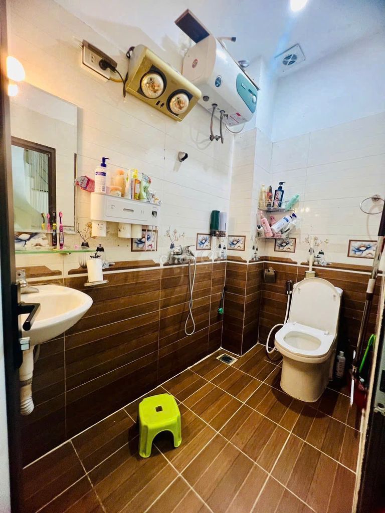 4-Floor House with 4 Bedrooms Near Nhon