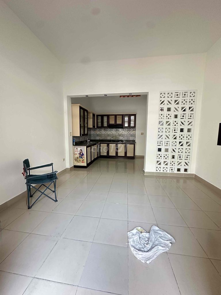3-Bedroom House with Parking in Binh Trung Tay