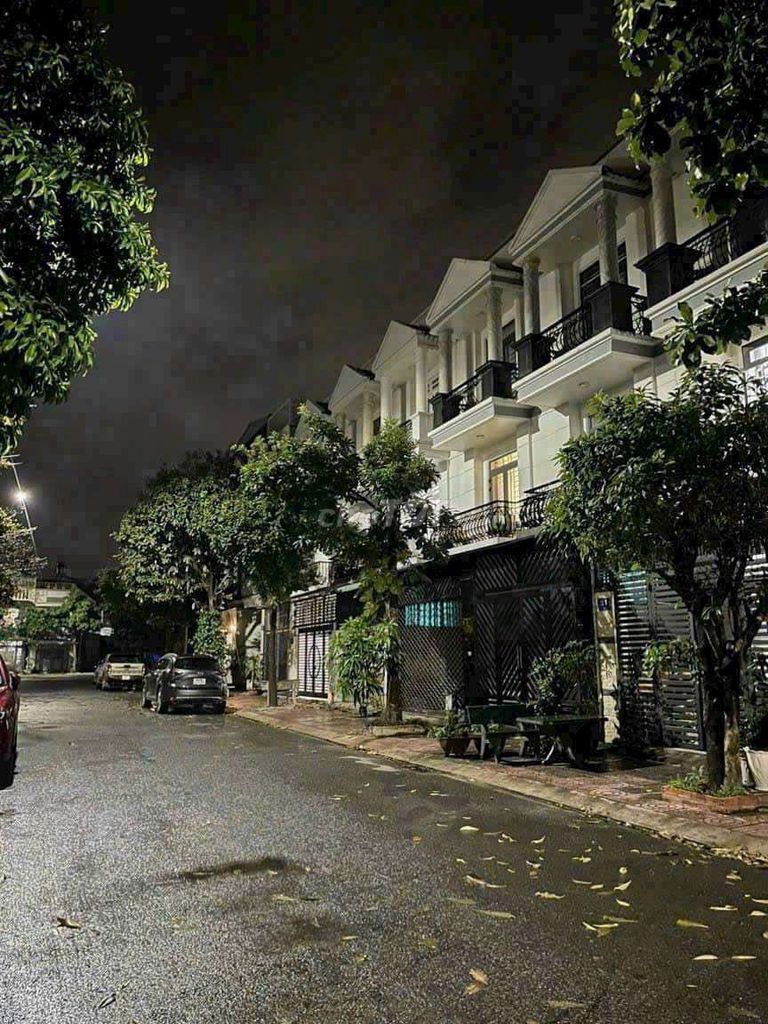 Modern 4-Bedroom Townhouse with Full Amenities