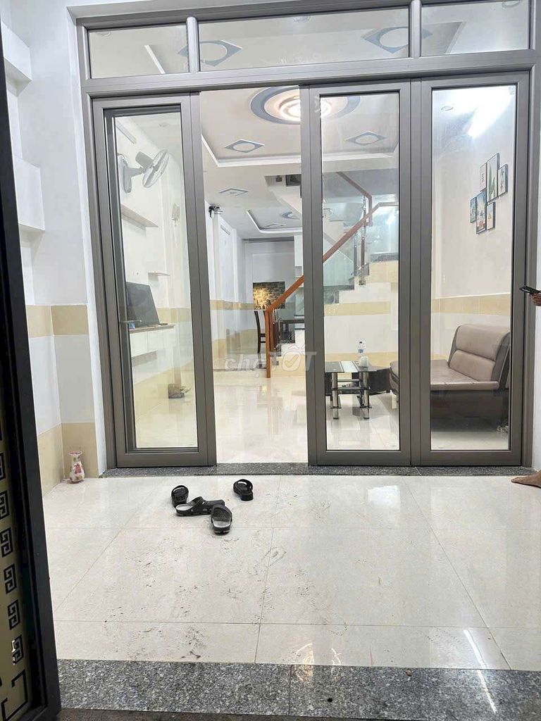 Modern 2-Bedroom House with Furnished Kitchen