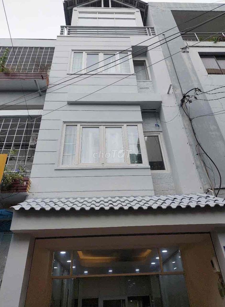 Modern 6-Room Townhouse with Office Potential