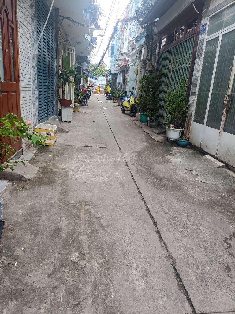 2-Bedroom House with Modern Interior Near School