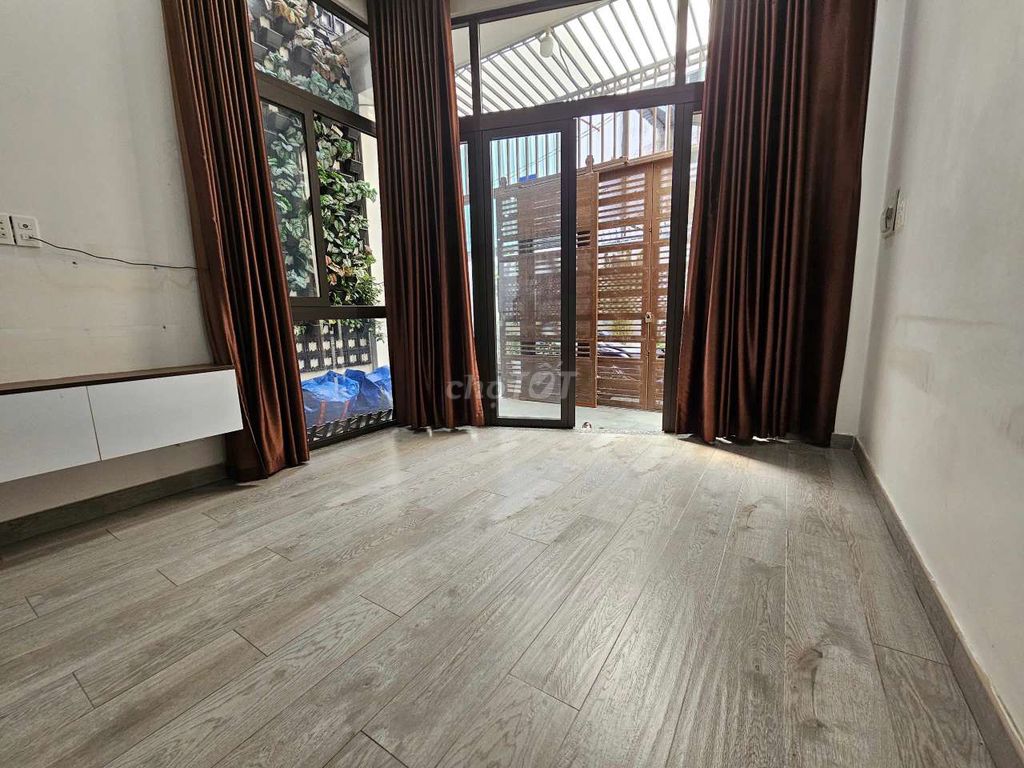 Modern 3-Bedroom Townhouse with Beautiful Garden
