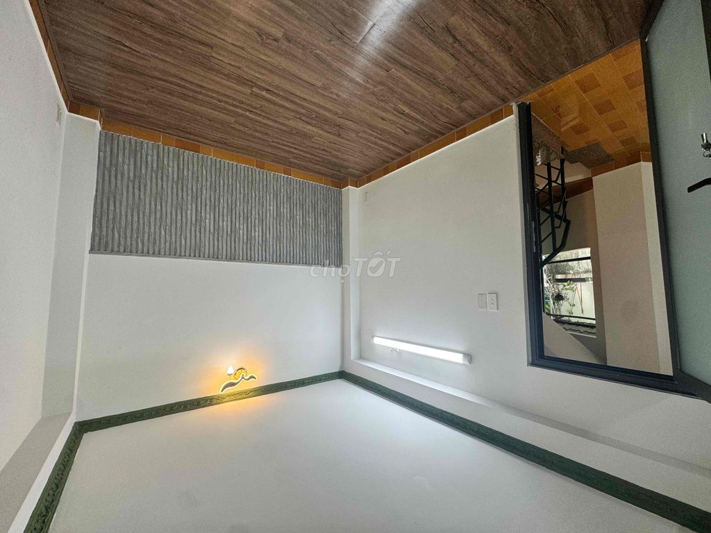 Modern 3-Bedroom Townhouse with Balcony in District 5
