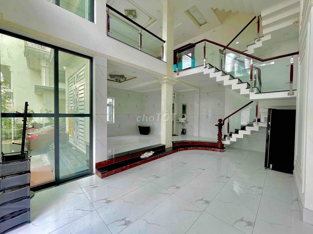 Luxurious 5-Bedroom Townhouse with Karaoke Room