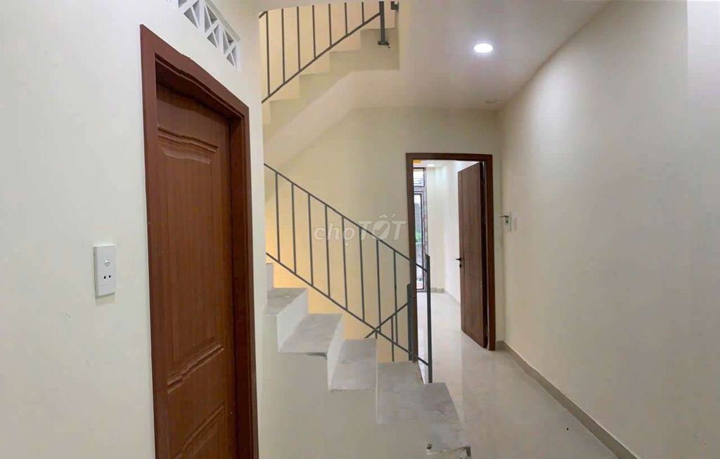 Modern 4-Bedroom Townhouse with Multiple Floors