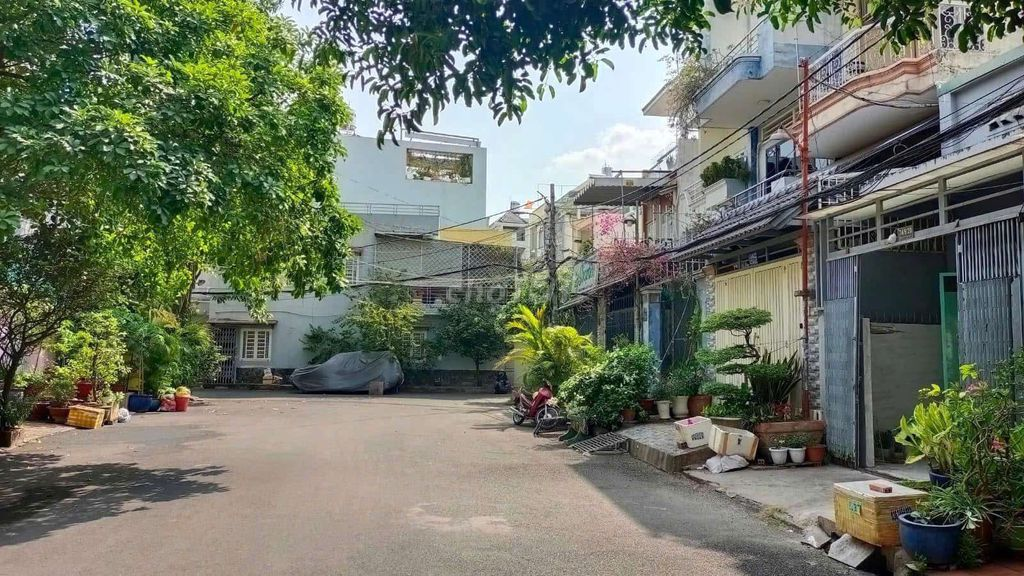 Ground Floor House in Residential Area with Parking