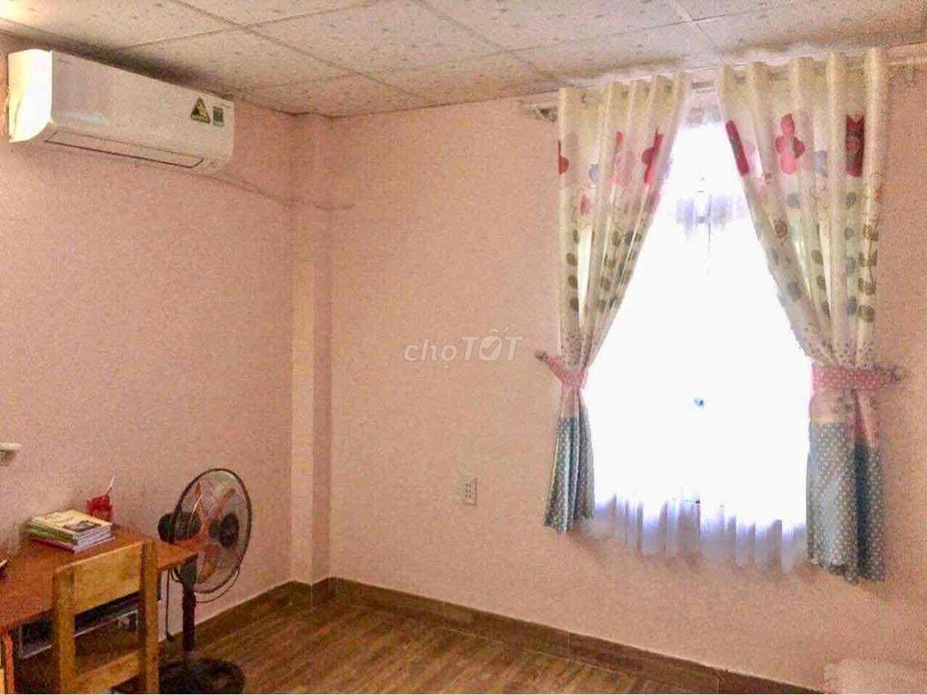 Modern 2-Bedroom House with Furnished Kitchen