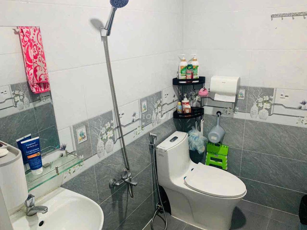 Spacious 2-Bedroom House with Garden Near Market
