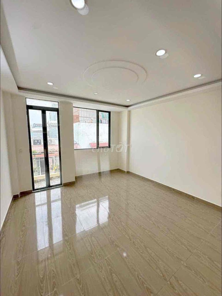 Large 5-Bedroom Townhouse with Modern Features