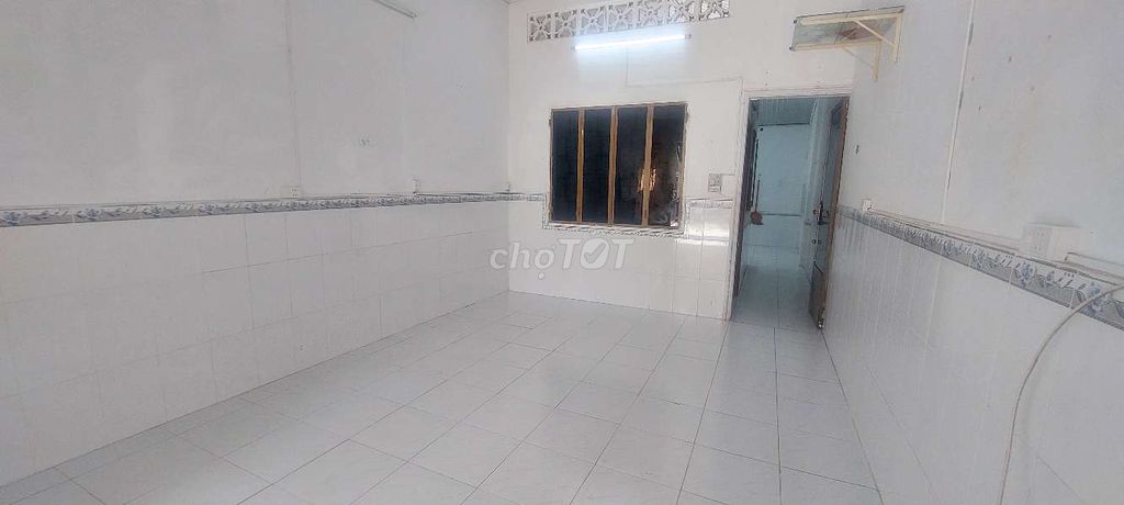 Spacious 2-Bedroom House with Commercial Access