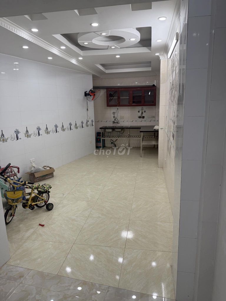60m² Commercial Space Near Market and Schools
