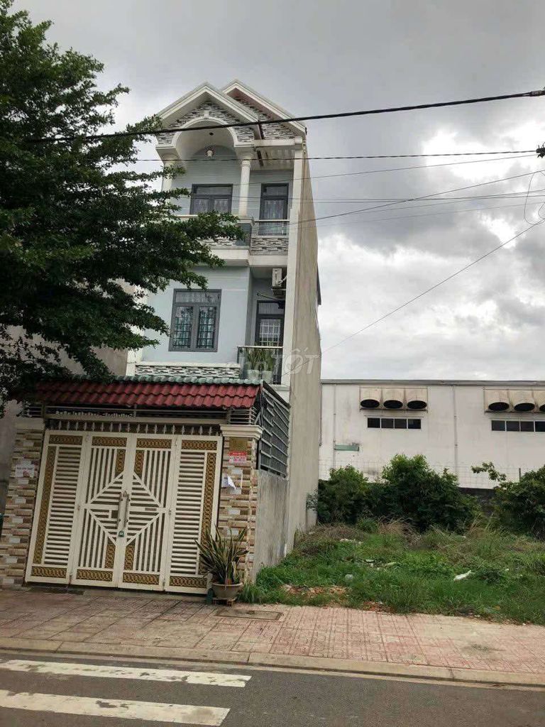 4-Bedroom House with Car Park in Tan Binh