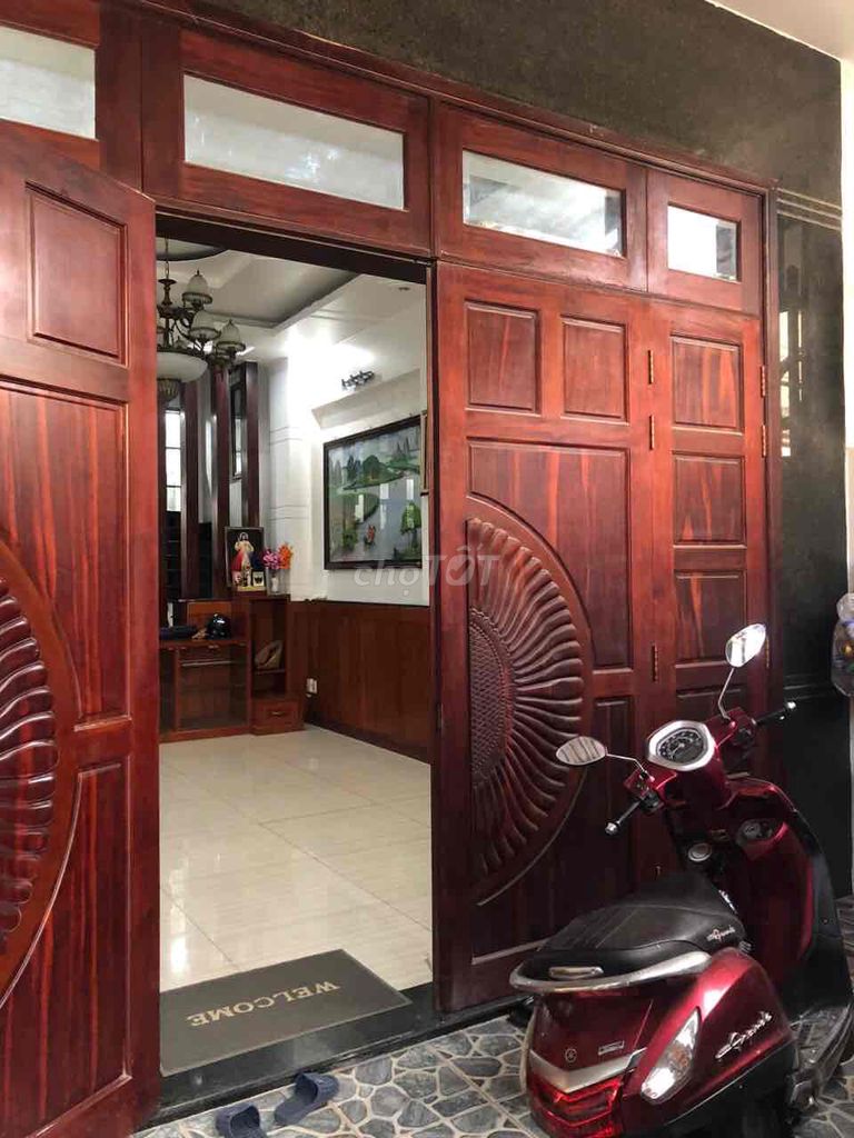 Modern 4-Bedroom Townhouse with Commercial Potential