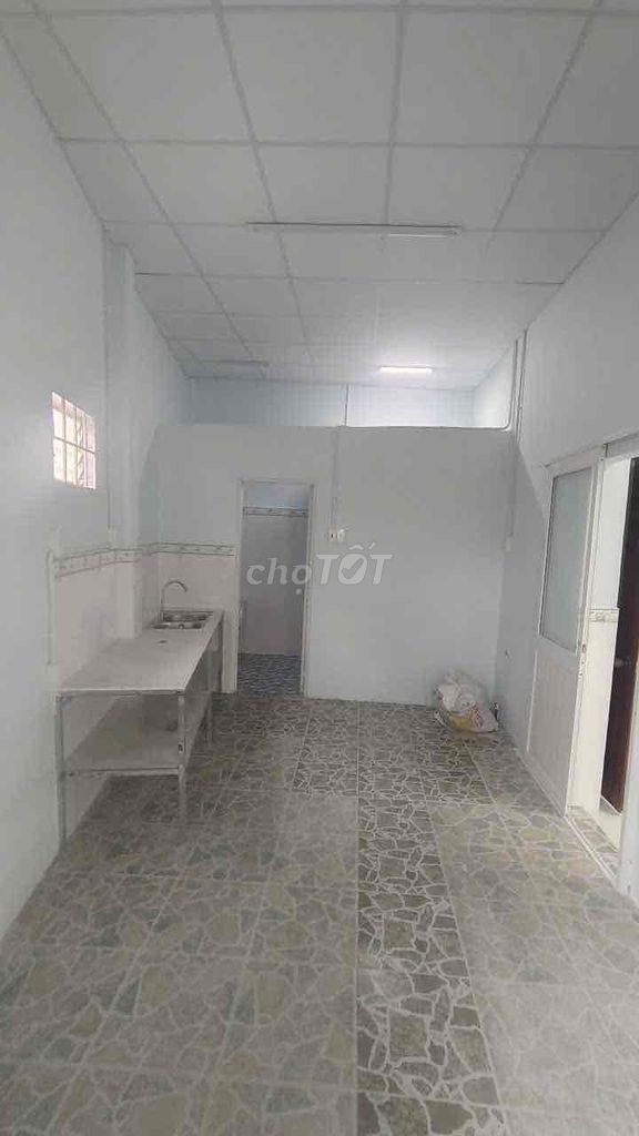 100m² Corner House with Parking for Business