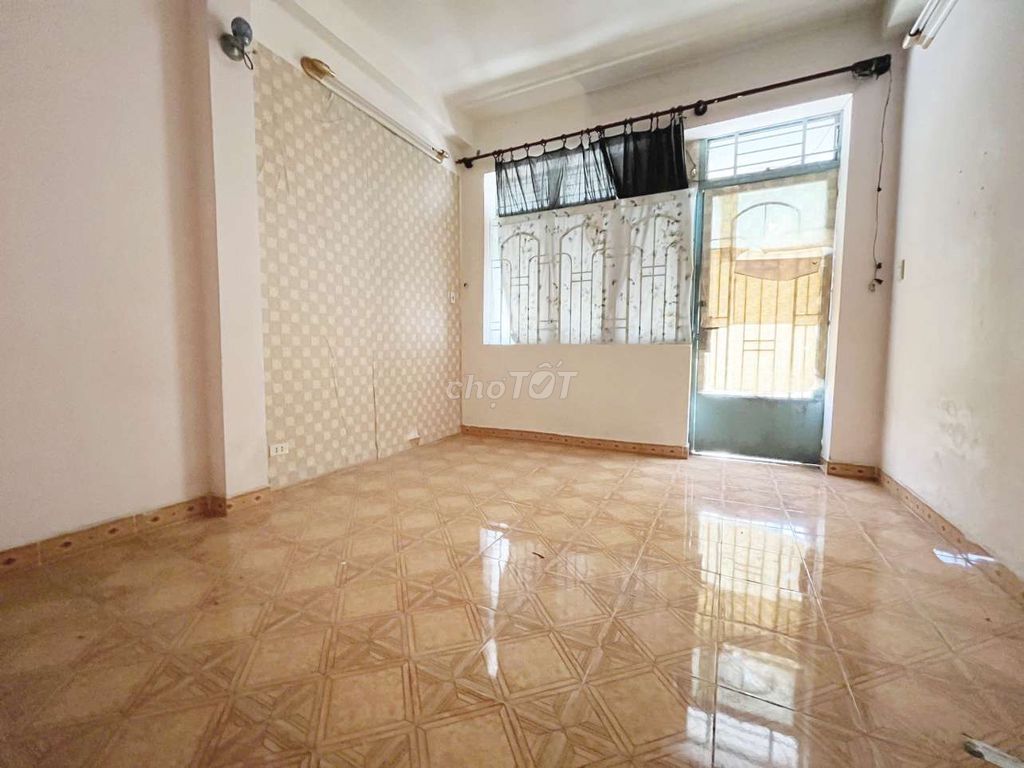 3-Story Commercial Space with Two Bedrooms