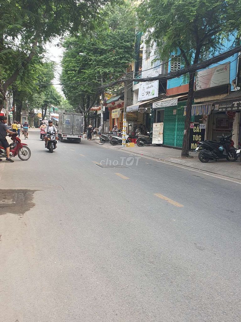 4m Wide Commercial Property Near Dam Sen