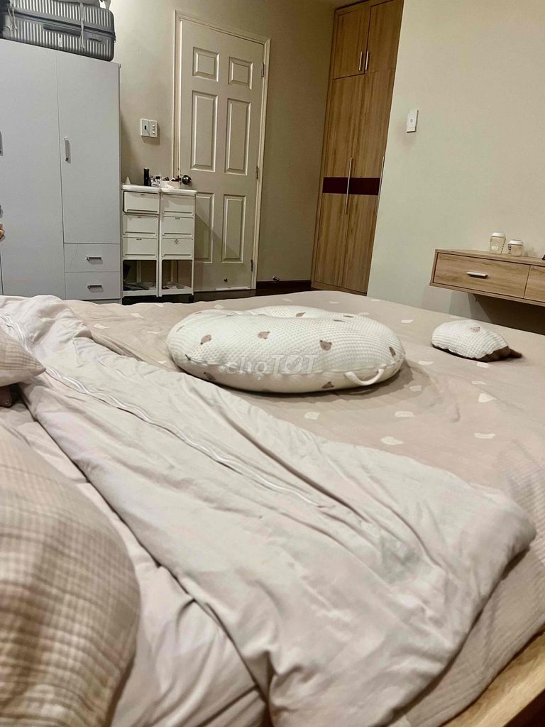 Spacious Room with Private Bathroom and Air Conditioning