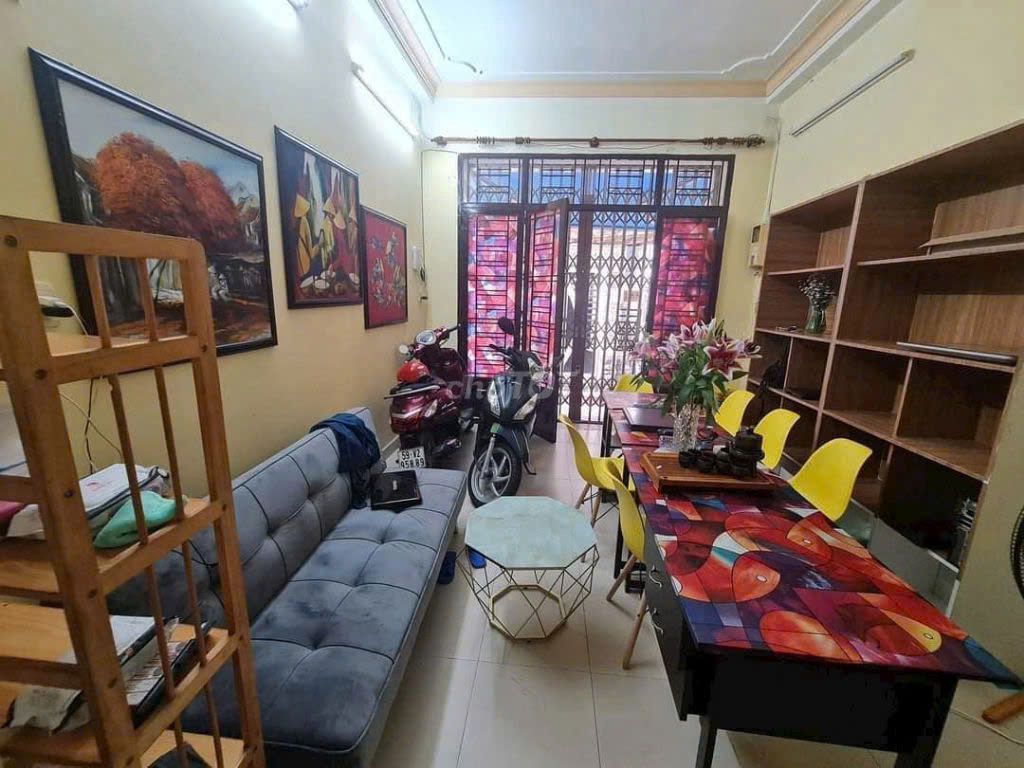 Modern Townhouse with 2 Bedrooms Near Market