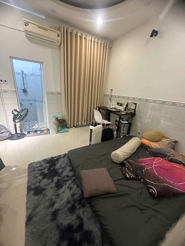 4 Bedroom Townhouse with Parking near Bridge