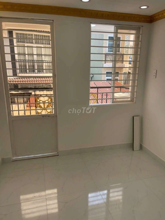 Spacious 3-Room House near Market and School on Lac Long Quan Street