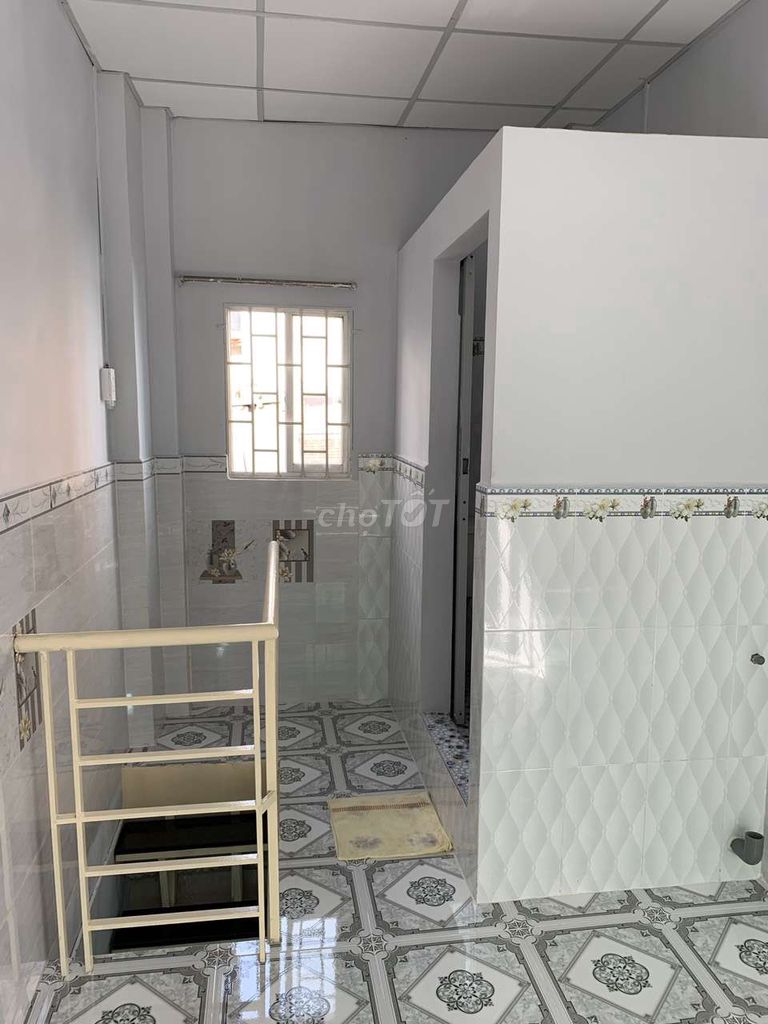 Modern 2-Bedroom Townhouse Near Schools and Markets
