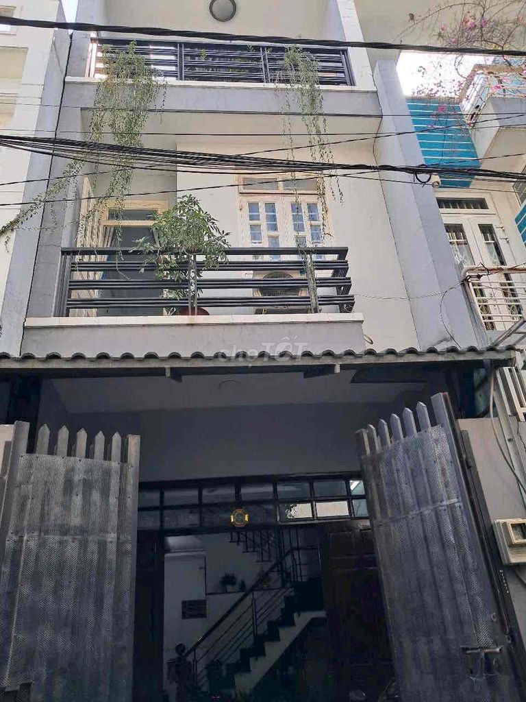 3-Bedroom Townhouse with Rooftop for Online Business