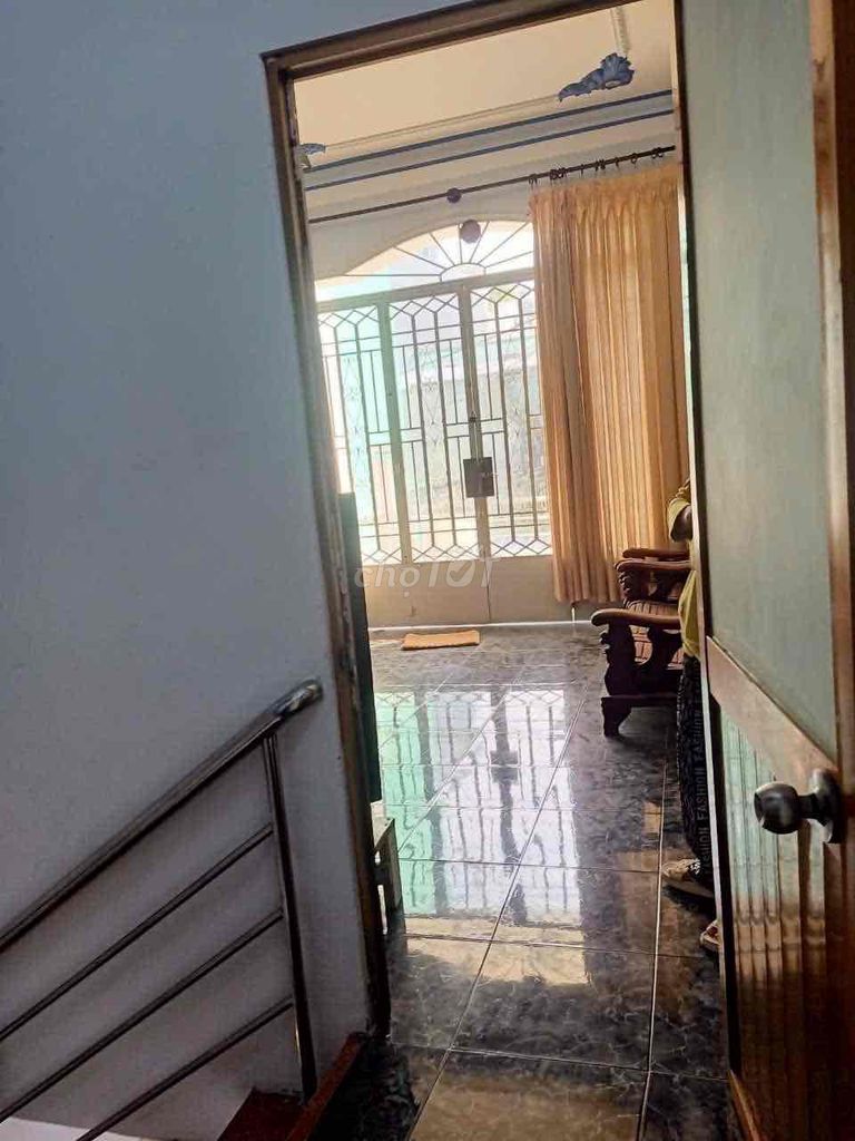 Spacious 5-Room Townhouse Near Schools and Markets